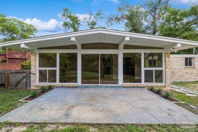 6463 Barnes St, Milton, FL 32570