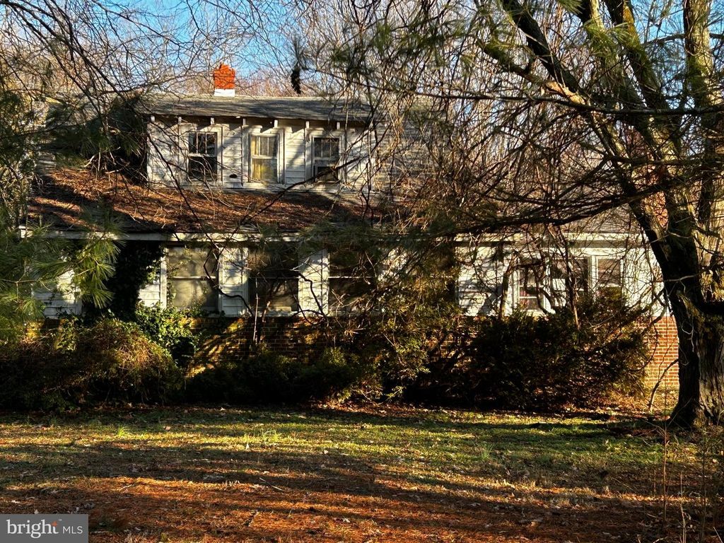 1372 COLES POINT RD, Hague, VA 22469