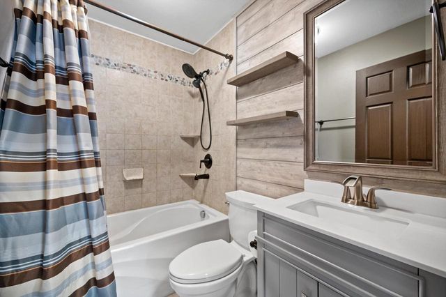 W284N6506 Hawthorne ROAD, Hartland, WI 53029