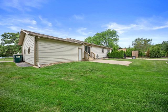 W284N6506 Hawthorne ROAD, Hartland, WI 53029