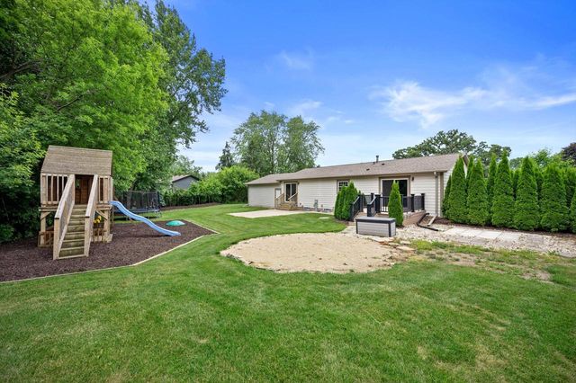 W284N6506 Hawthorne ROAD, Hartland, WI 53029