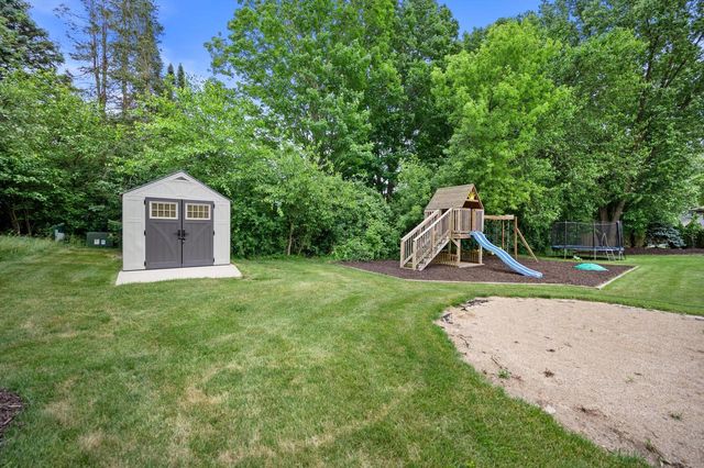 W284N6506 Hawthorne ROAD, Hartland, WI 53029