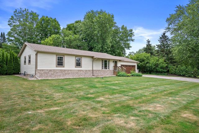 W284N6506 Hawthorne ROAD, Hartland, WI 53029