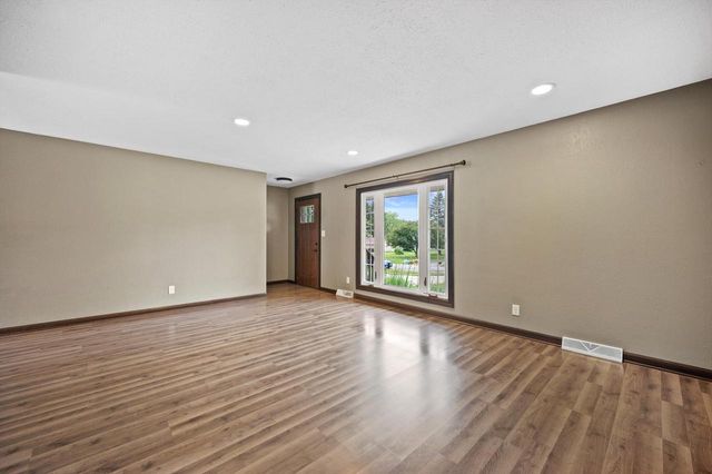 W284N6506 Hawthorne ROAD, Hartland, WI 53029