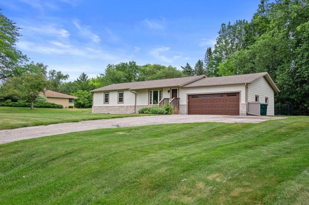 W284N6506 Hawthorne ROAD, Hartland, WI 53029