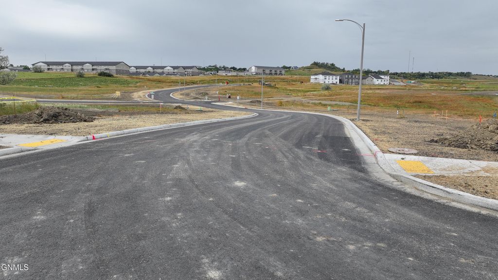 632 37th Street NW, Mandan, ND 58554 photo 3