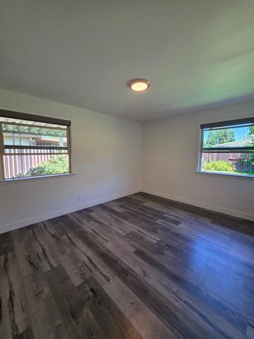 841 Fairway Dr, West Sacramento, CA 95605