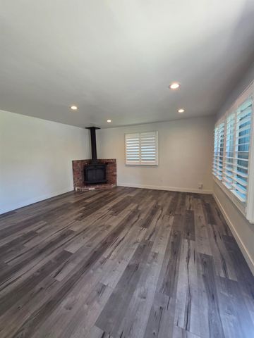 841 Fairway Dr, West Sacramento, CA 95605