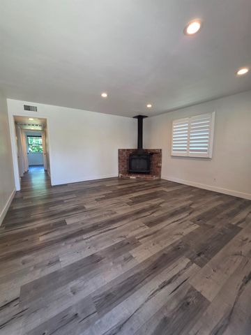 841 Fairway Dr, West Sacramento, CA 95605