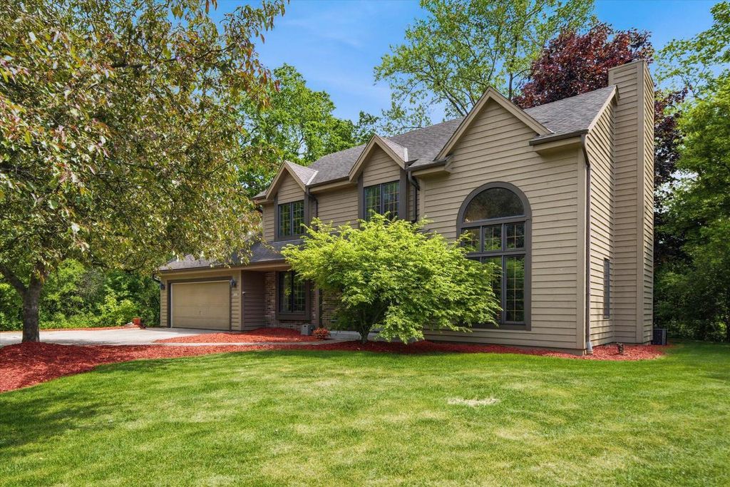 5321 W Woodland DRIVE, Brown Deer, WI 53223
