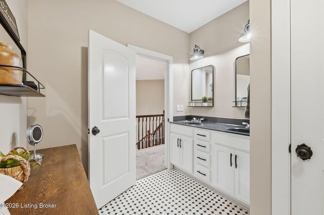7901 Dobson Ln, Louisville, KY 40291