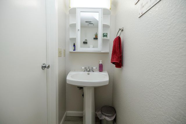 433 Snow Spring Ct, Waterford, CA 95386