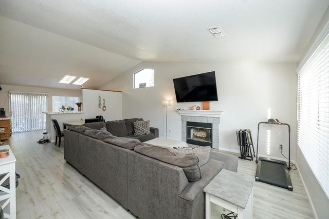 433 Snow Spring Ct, Waterford, CA 95386