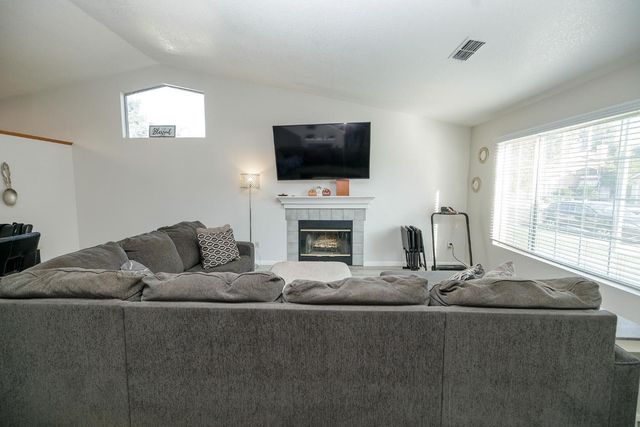 433 Snow Spring Ct, Waterford, CA 95386