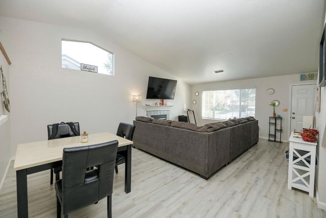 433 Snow Spring Ct, Waterford, CA 95386