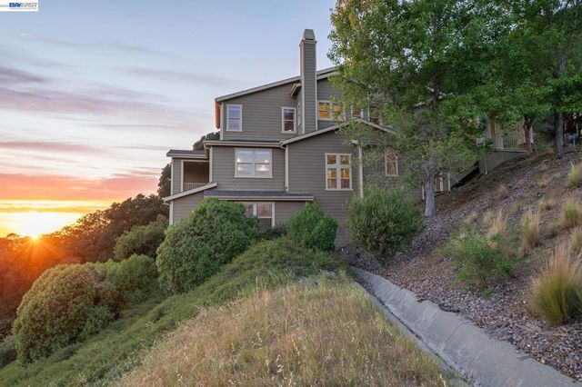 6403 Blue Rock Ct, Oakland, CA 94605