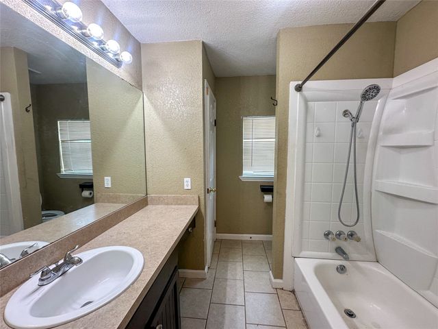 943 N Border Street, Cleburne, TX 76031