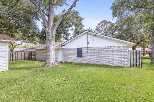 3010 Lamar Circle, El Campo, TX 77437