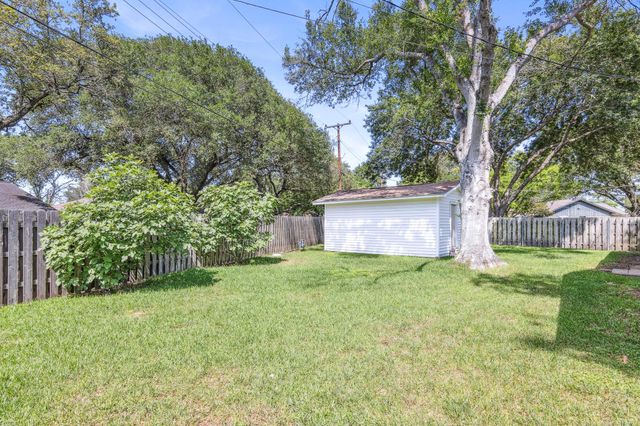 3010 Lamar Circle, El Campo, TX 77437