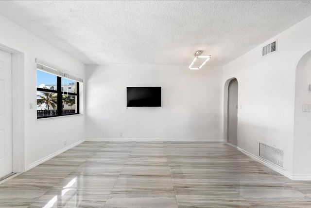 2751 N Surf Road C6, Hollywood, FL 33019