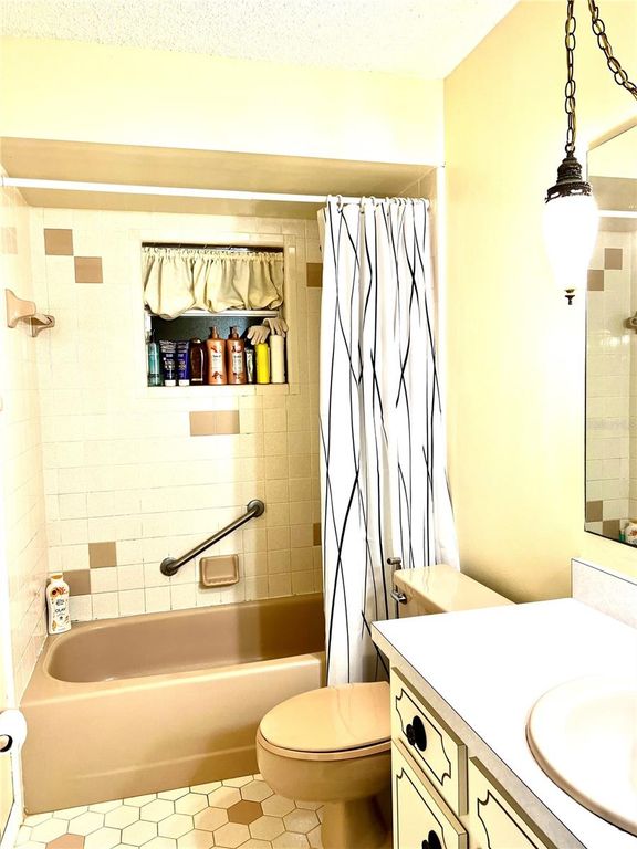 Image 12 of property listing at 1891 FORTUNE COURT, Deltona, FL 32725