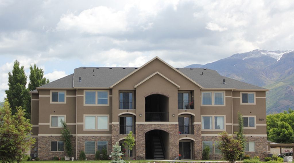 Image 2 of property listing at 917 S MAIN ST #H, Layton, UT 84041