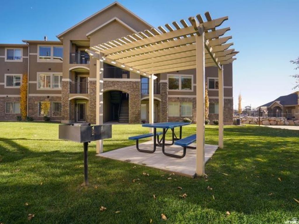 Image 18 of property listing at 917 S MAIN ST #H, Layton, UT 84041