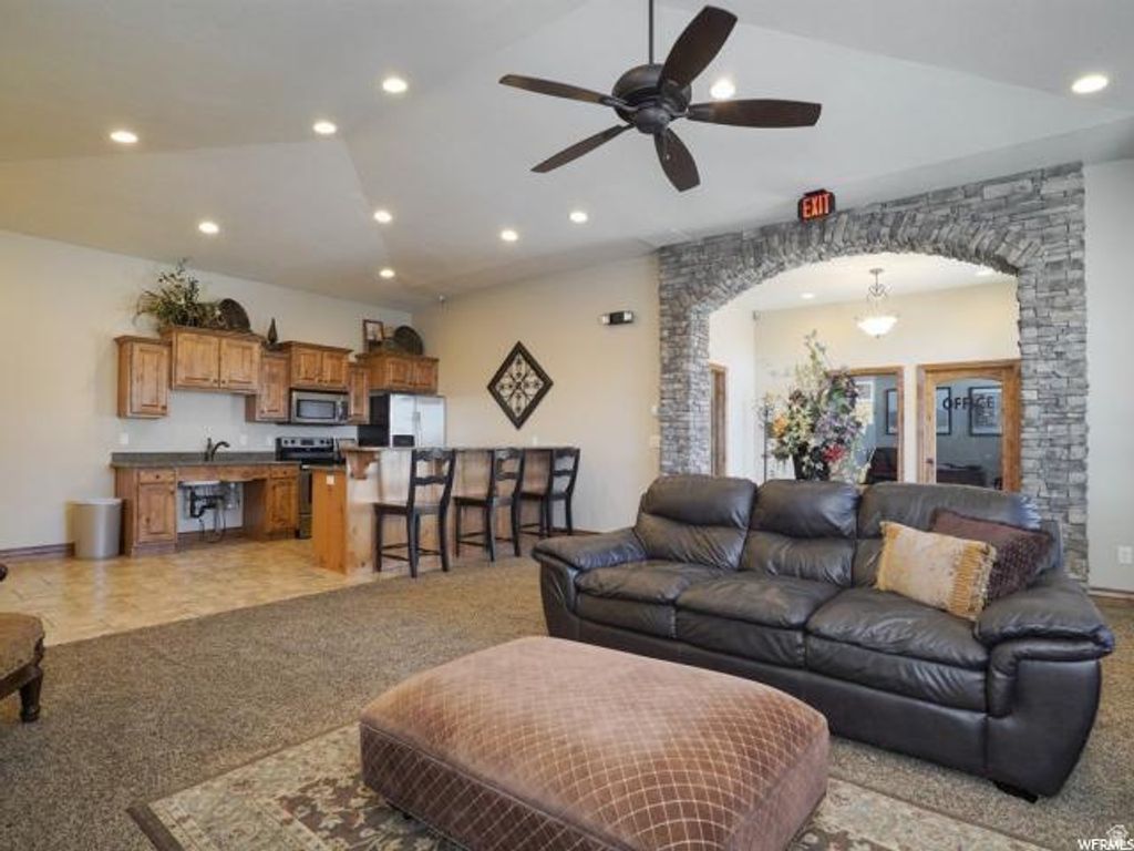 Image 19 of property listing at 917 S MAIN ST #H, Layton, UT 84041
