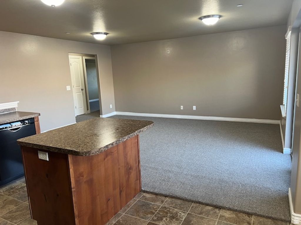 Image 6 of property listing at 917 S MAIN ST #H, Layton, UT 84041