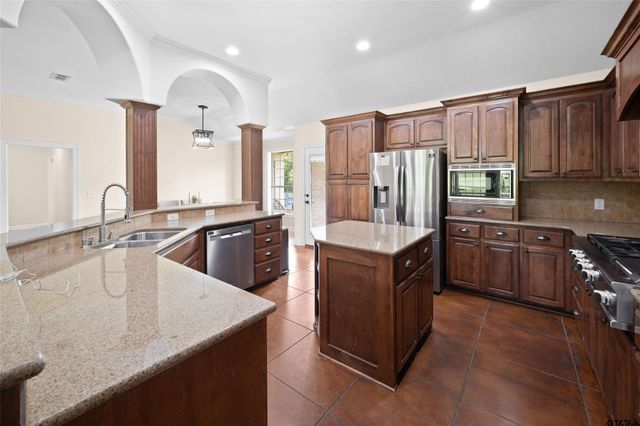808 N Jarvis Street, Troup, TX 75789