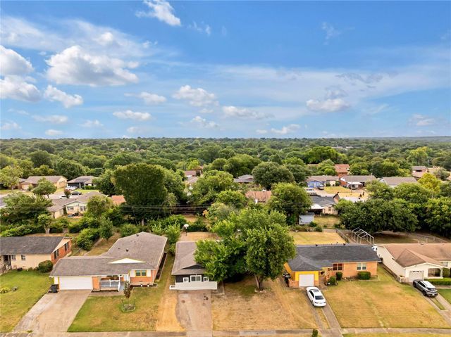 4208 Huckleberry Circle, Dallas, TX 75216