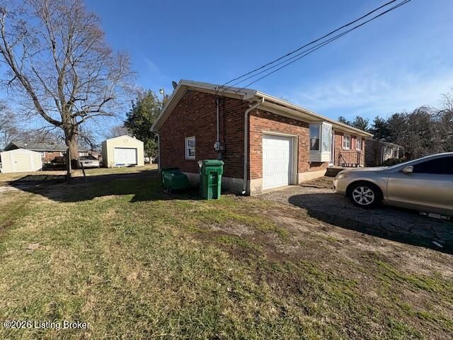 8405 Glenmore Ln, Louisville, KY 40258