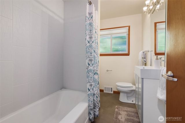 11704 Palatine Avenue N, Seattle, WA 98133