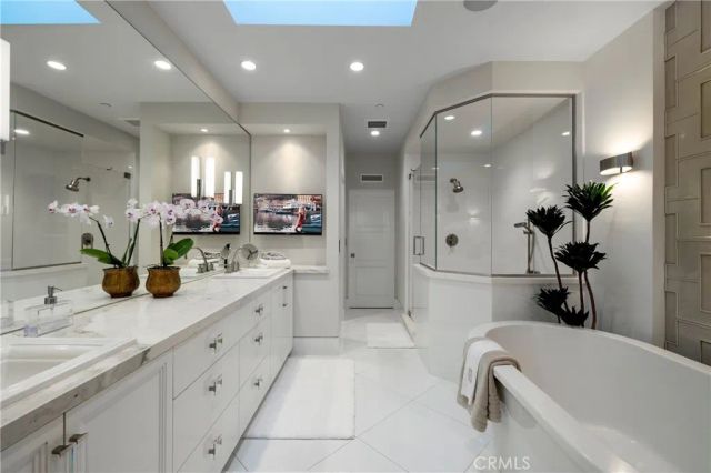 5517 E Ocean, Long Beach, CA 90803