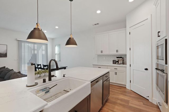 2446 Paramount Ln, Manteca, CA 95337