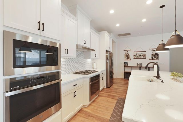 2446 Paramount Ln, Manteca, CA 95337