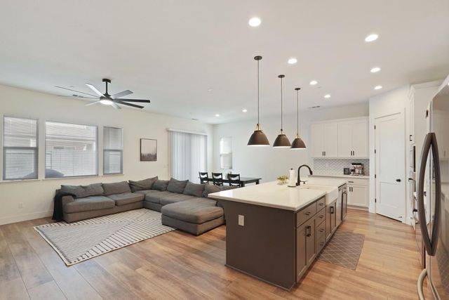 2446 Paramount Ln, Manteca, CA 95337