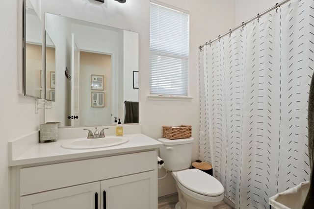 2446 Paramount Ln, Manteca, CA 95337