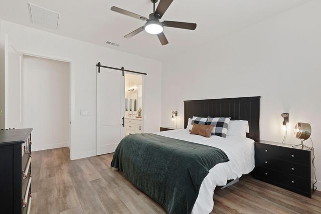 2446 Paramount Ln, Manteca, CA 95337