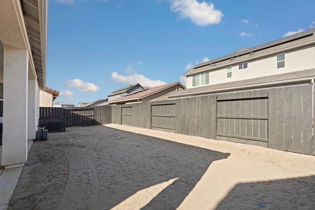 2446 Paramount Ln, Manteca, CA 95337