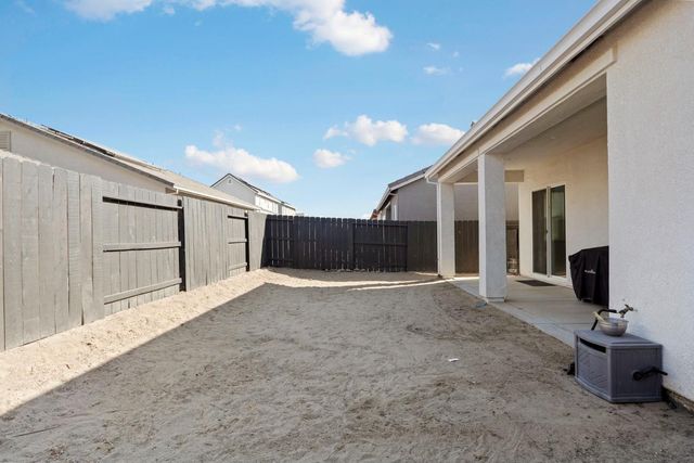 2446 Paramount Ln, Manteca, CA 95337