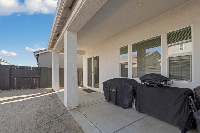 2446 Paramount Ln, Manteca, CA 95337