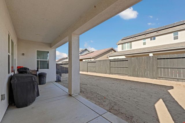 2446 Paramount Ln, Manteca, CA 95337