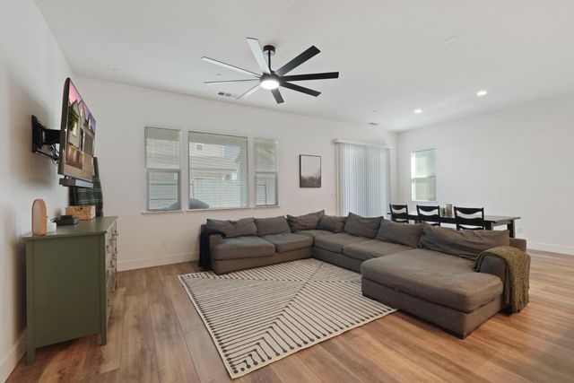 2446 Paramount Ln, Manteca, CA 95337