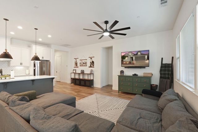 2446 Paramount Ln, Manteca, CA 95337