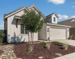 2446 Paramount Ln, Manteca, CA 95337