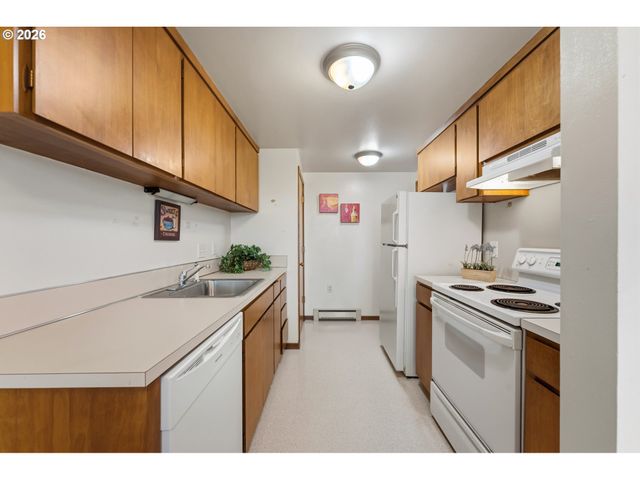 11490 Sw CROWN Dr 2, King City, OR 97224