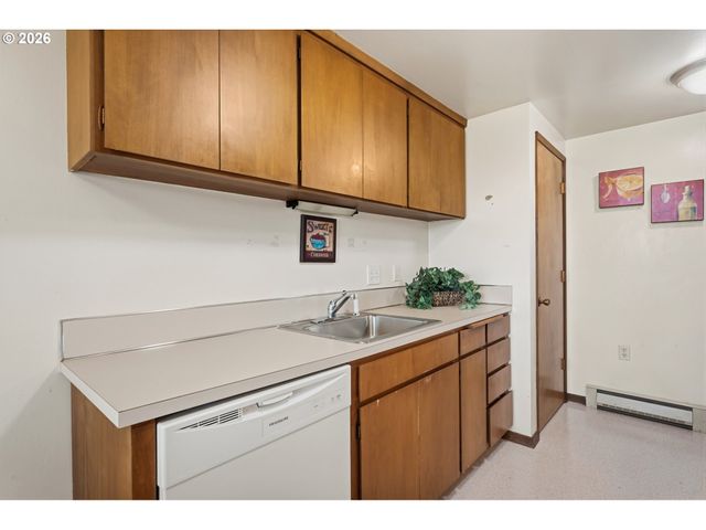 11490 Sw CROWN Dr 2, King City, OR 97224
