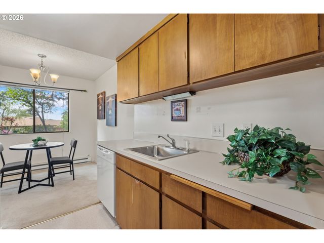 11490 Sw CROWN Dr 2, King City, OR 97224