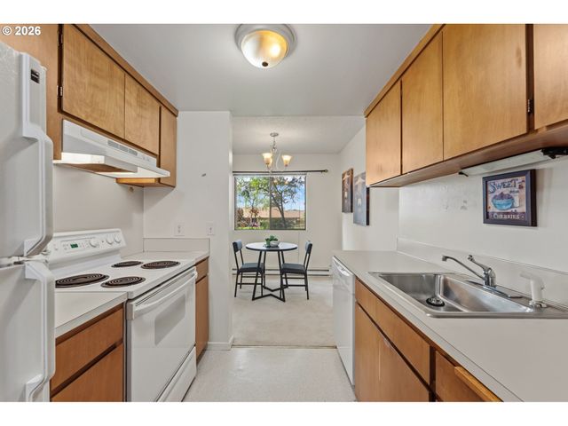 11490 Sw CROWN Dr 2, King City, OR 97224